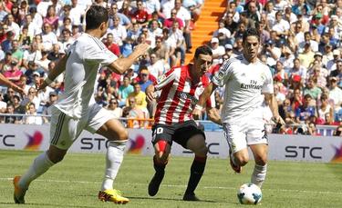 Cristiano Ronaldo e Isco intentan frenar a Aritz Aduriz. | EFE