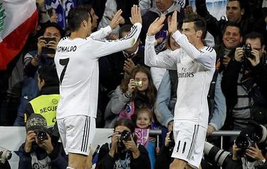 Cristiano y Bale celebran uno de los siete goles del Madrid. | EFE