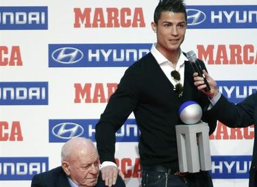 Cristiano Ronaldo recibió un premio de manos de Di Stefano