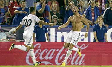 Cristiano Ronaldo celebra sin camiseta un gol ante el Levante. | Archivo