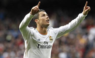 Cristiano señala al cielo tras su gol. | EFE