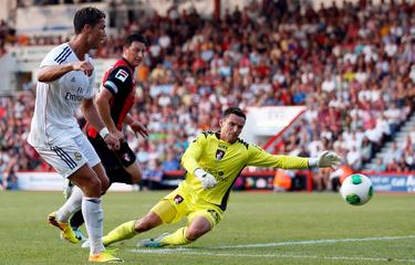 Cristiano Ronaldo bate al portero del Bournemouth, Flahavan. | Cordon Press