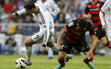 Cristiano Ronaldo se lleva el baln ante Hugo Mallo. | EFE