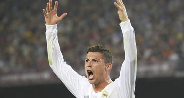 Cristiano Ronaldo reclama un penalti en el clsico. | Cordon Press