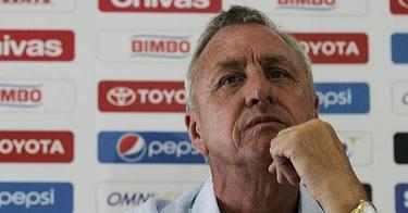 Johan Cruyff no quiere estar cerca de Sandro Rosell. | Archivo