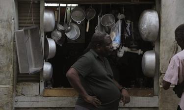 Un hombre espera junto a una tienda privada de utensilios de cocina en La Habana. | Cordon Press