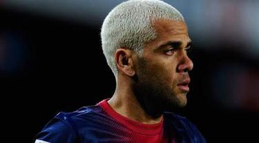 Dani Alves, en una imagen reciente con el Barcelona. | EFE