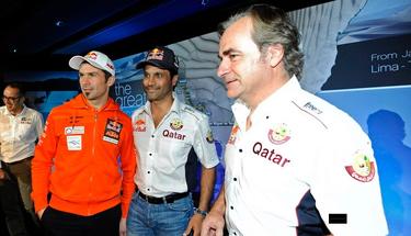 Los pilotos Cyril Despres (i), Nasser Al-Attiyah (c) y Carlos Sainz, durante la presentacin en Pars. | Foto: dakar.com