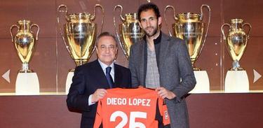 Diego Lpez posa con la camiseta junto a Florentino Prez. | realmadrid.com