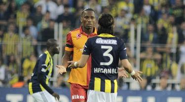 Drogba discute con un jugador rival durante el Fenerbahce-Galatasaray. | Cordon Press