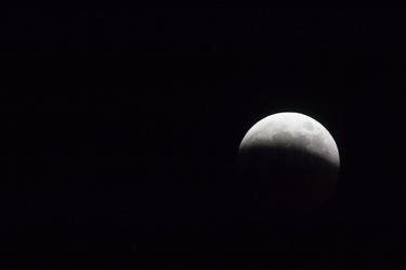 Eclipse parcial de luna. | Corbis Images
