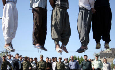 Cinco hombres on ahorcados públicamente en Mashhad, en 2007. | Amnistía internacional