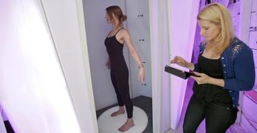 La modelo Jaela Judd prueba el escner para tiendas de Bodymetrics en una demostracin en agosto. | Cordon Press