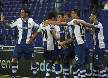 Los jugadores del Espanyol celebran uno de los goles. | EFE