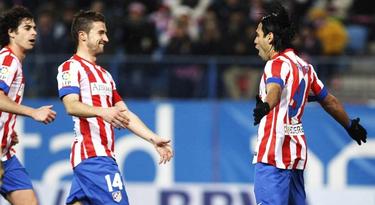 Falcao (d) celebra con Tiago (i) y Gabi su gol al Zaragoza. | EFE