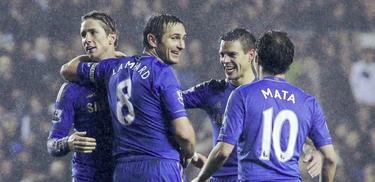 Fernando Torres celebra un gol junto a sus compaeros. | Cordon Press