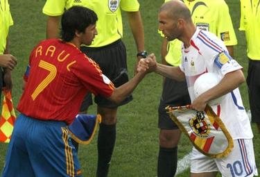 Zidane y Ral se saludan antes del partido del Mundial. 