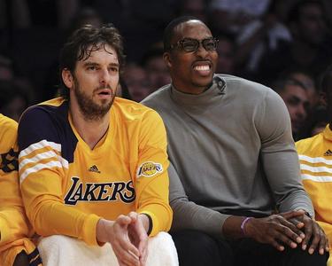 Pau Gasol y Dwitght Howard, en un partido de pretemporada de los Lakers. | Archivo