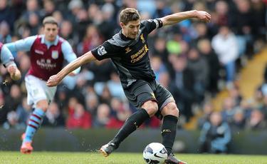Gerrard marca de penalti ante el Aston Villa. | Cordon Press