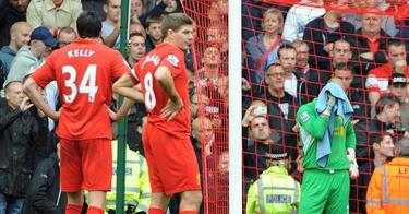 Gerrard, Kelly y Pepe Reina se lamentan tras un gol del United. | EFE