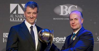 Miguel ngel Gil Marn recoge el galardn al Atltico de Madrid en los premios Globe Soccer.