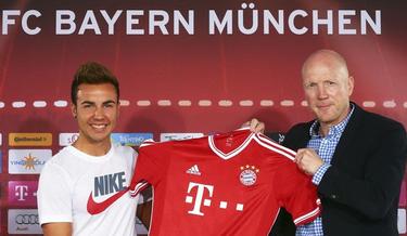 Mario Gtze, junto a Matthias Sammer en su presentacin con el Bayern. | EFE