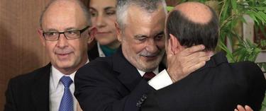 Grin abraza a Alfredo Prez Rubalcaba tras la toma de posesin | EFE