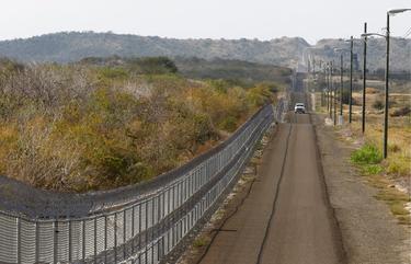 La base de Guantnamo se encuentra aislada y rodeada por una valla. | Cordon Press