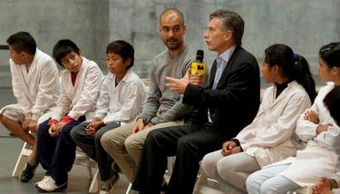 Pep Guardiola, durante una charla con nios en Argentina. | Archivo