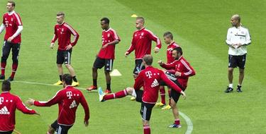El tcnico del Bayern Pep Guardiola observa a sus jugadores. | EFE