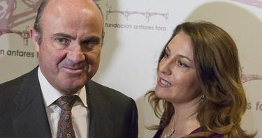 Luis de Guindos, y la delegada del Gobierno en Andalucía, Carmen Crespo, este lunes. | Efe 