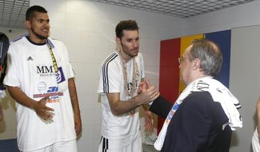 Florentino P�rez (d) saluda a Rudy Fern�ndez (c) en presencia de Hettsheimer. | Foto: Sportyou.com