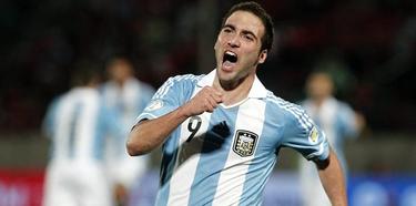 Higua�n celebra el tanto marcado en Chile. | EFE