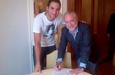 Gonzalo Higuan, en la firma del contrato junto al presidente del Npoles, Aurelio De Laurentiis. | Foto: Twitter