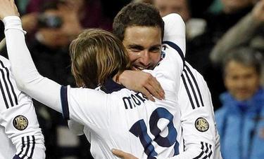 Higuan y Modric celebran el primer tanto ante el Mallorca. | EFE