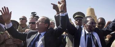 Franois Hollande, saluda este sbado a la multitud junto al presidente de Mal, Dioncounda Traore. | EFE