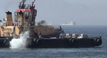 Buque gibraltareño arrojando bloques de hormigón al mar
