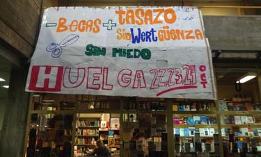 Pancartas que se pueden ver en la Complutense. | LD