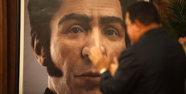 Chvez, junto al retrato digitalizado de Bolivar. | EFE