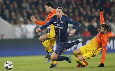 Ibrahimovic se lleva la pelota ante Piqu y Busquets. | EFE