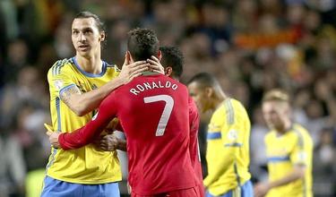 Ibrahimovic (i) se saluda con Cristiano Ronaldo tras el partido en Da Luz. | EFE