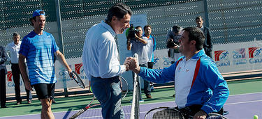 González y Carlos Moyá, presentando un torneo de tenis en silla de ruedas | CAM