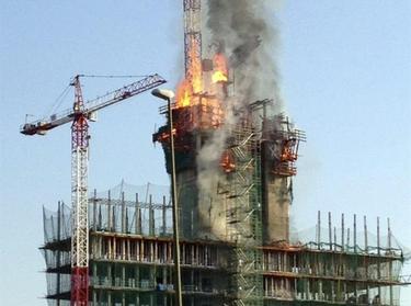 Incendio en el edificio de las Las Tablas | EFE