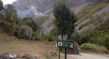 Incendio en la Ruta del Cares | @Rojo_Mariano