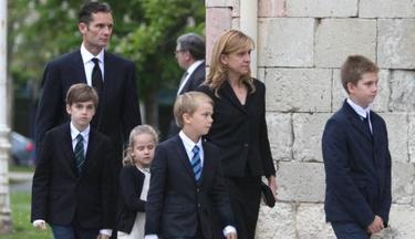Los duques de Palma con sus hijos durante el funeral por su abuelo | Archivo