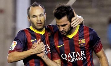 Iniesta y Cesc celebran uno de los goles del Barcelona. | EFE