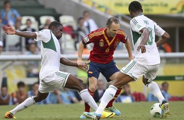 Iniesta controla la pelota ante Echiejile (i) y Obi Mikel. | EFE