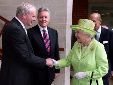 La reina Isabel II de Inglaterra saluda al ex lder del IRA, el ahora viceministro principal norirlands Martin McGuinness. | EFE