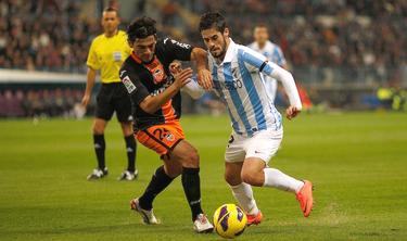 Isco disputa un bal�n con Tino Costa. | Cordon Press