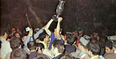 Los jugadores italianos celebran el ttulo junto a los aficionados.